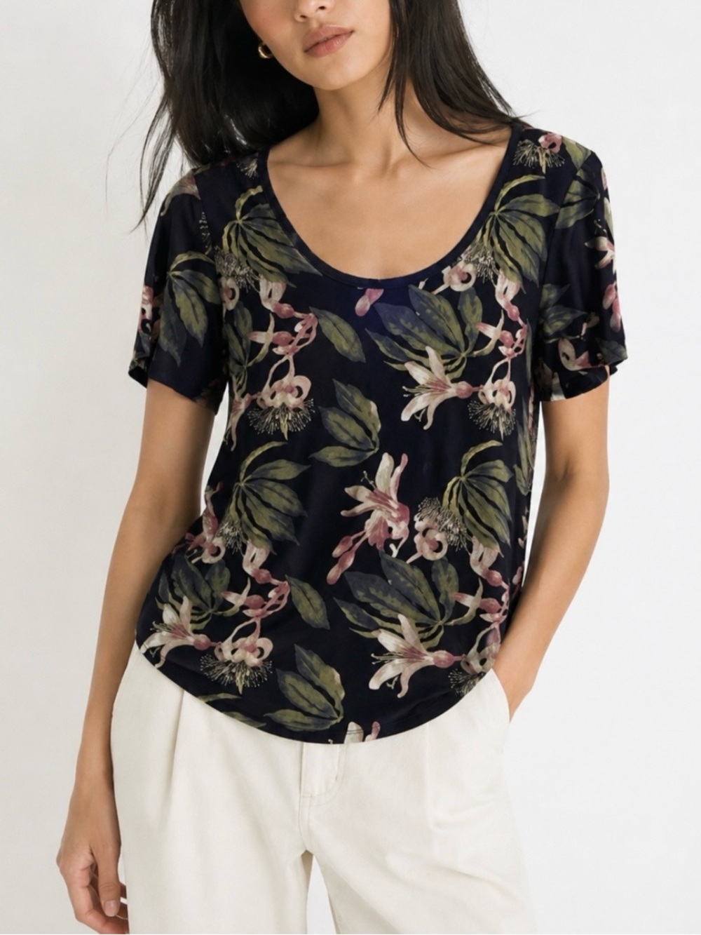 Aritzia Babaton Floral Drapey Tee Black Botanical Print Women’s Small